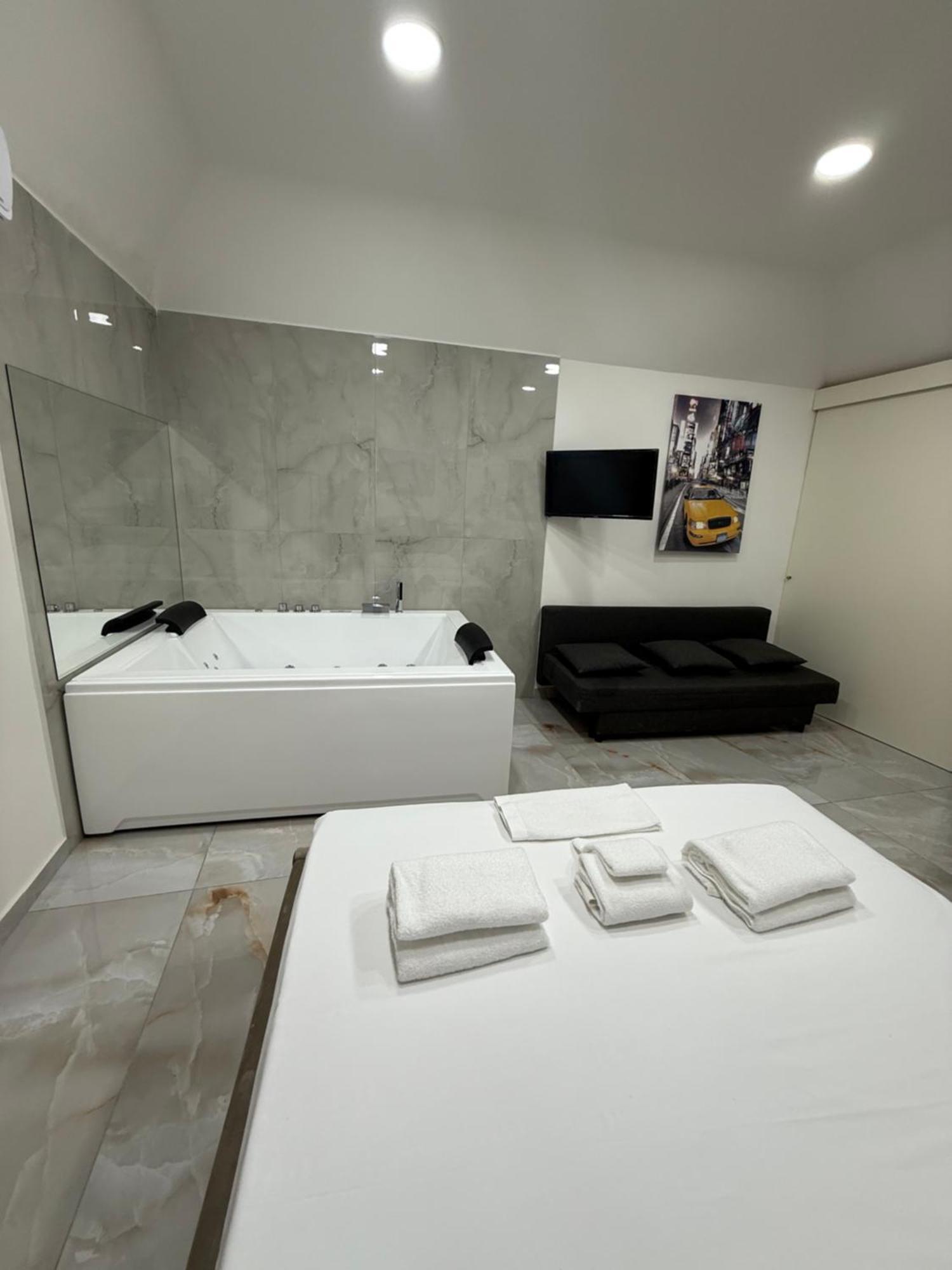 Caracciolo Suites 36 Napoli Exterior foto